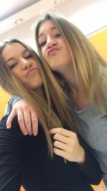 Jaz in moja BFF Katja, ki ima tudi igre